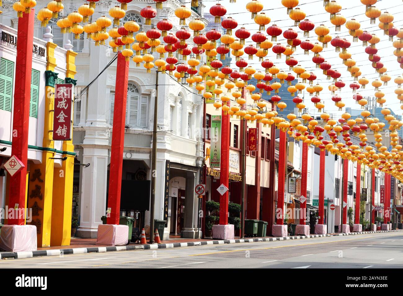 Lanternes ligne une rue vide à Chinatown, Singapour Banque D'Images