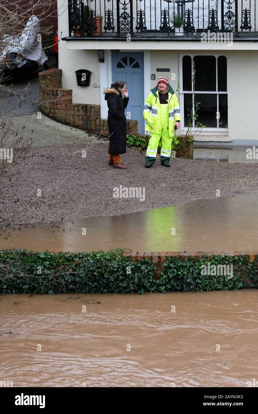 Hereford, Herefordshire, Royaume-Uni - Dimanche 16 février 2020 - le personnel de l'Agence Environnement parle aux résidents comme des inondations d'eau de la rivière Wye aux propriétés à côté de la rivière dans le centre-ville. La rivière Wye devrait culminer au début du lundi matin après de graves précipitations dans le Herefordshire et le Pays de Galles. Photo Steven May / Alay Live News Banque D'Images