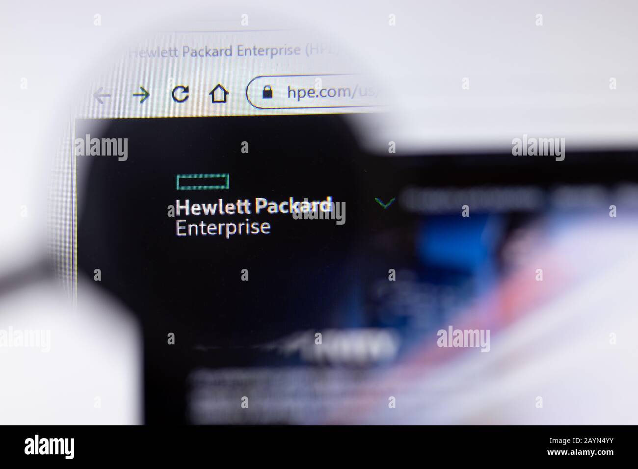 Saint-Pétersbourg, Russie - 18 février 2020: Logo de la page du site Web de Hewlett Packard Enterprise sur un écran portable. Écran avec icône, illustratif Banque D'Images