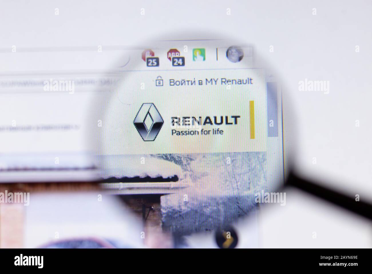 Saint-Pétersbourg, Russie - 18 février 2020: Logo de la page du site Internet de la société Renault sur un écran portable. Écran avec icône, éditorial illustratif Banque D'Images