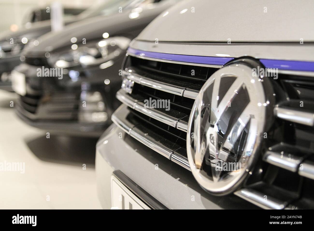 Tout nouveau Volkswagen VW voitures. Bottes rouge, bleue et blanche de Volkswagen VW Polo et Front of Golf Banque D'Images