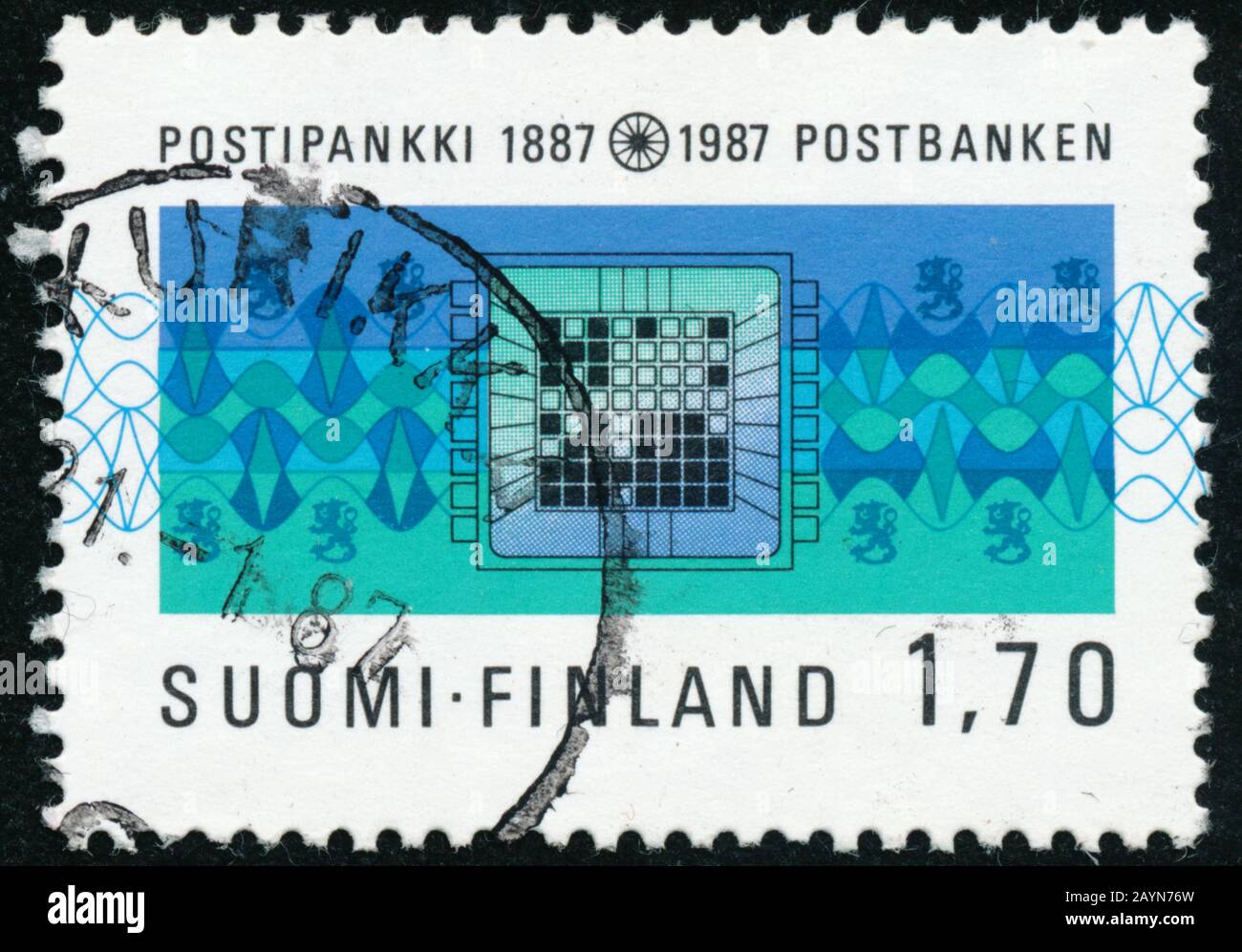 Poltava, UKRAINE - 16 février 2020. Le cachet vintage imprimé en Finlande vers 1987 marque le 100ème anniversaire de la banque postale Banque D'Images