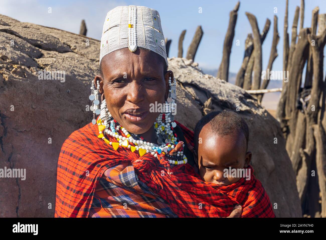 Ngorongoro, TANZANIE - 16 AOÛT 2019: Femme africaine masai avec bébé dans un village Masai traditionnel près d'Arusha, Tanzanie Banque D'Images