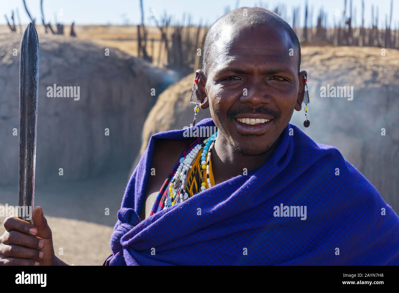 Ngorongoro, TANZANIE - 16 AOÛT 2019 : Portrait d'un jeune guerrier maasai dans un village Masai traditionnel près d'Arusha, Tanzanie Banque D'Images