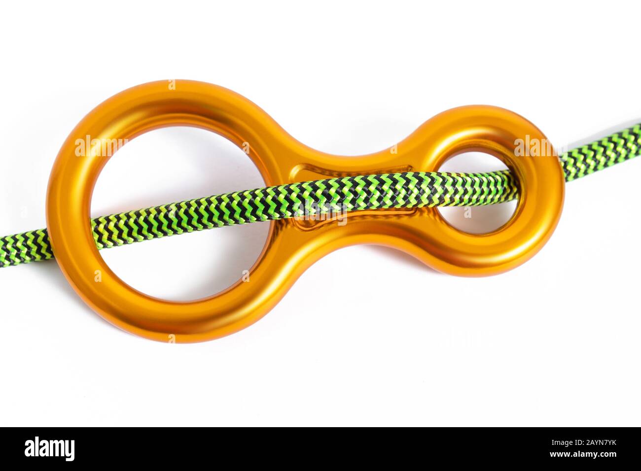 Descender métallique isolé sur fond blanc. Concept d'équipement de randonnée et d'alpinisme Banque D'Images