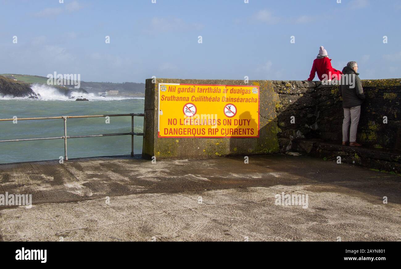 Rosscarbery, West Cork, Irlande, 16 Février 2020. Les observateurs de vagues admirent l'énorme houle de rupture causée par Storm Dennis de la sécurité de la jetée de Rosscarbery. Crédit Aphperspective / Alay Live News Banque D'Images