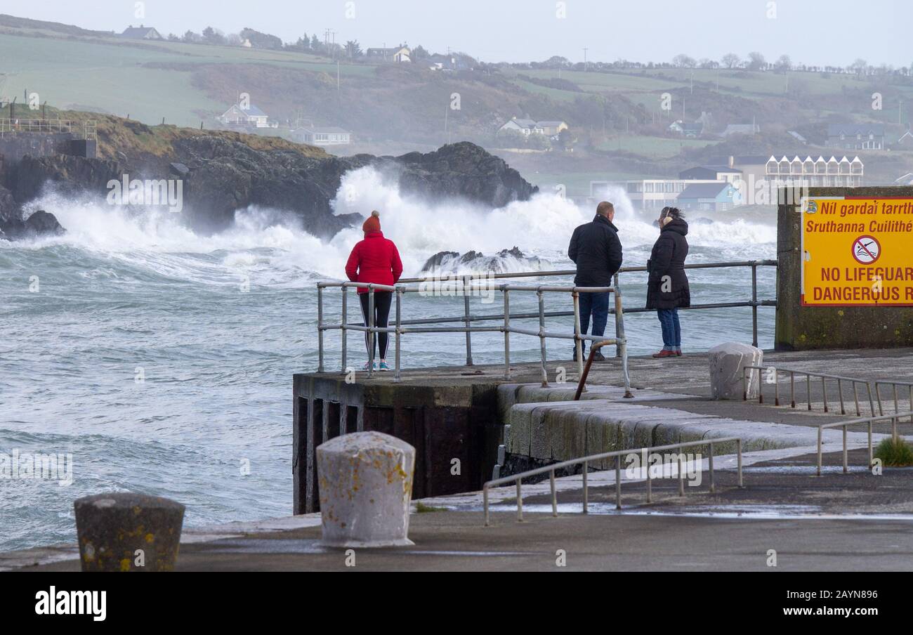 Les gens qui regardent les vagues de l'Atlantique se brisant contre une falaise lors d'une tempête. Banque D'Images