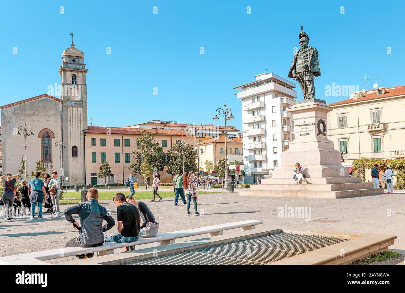 Pise, ITALIE - 14 octobre 2018: Statue à Vittorio Emanuele avec des personnes reposant sur la place Banque D'Images