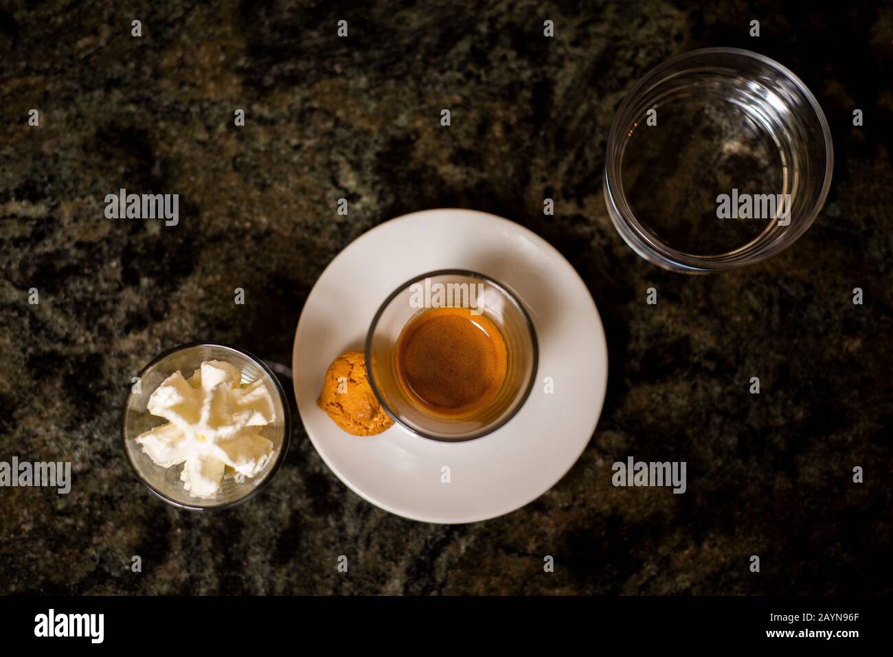 Café traditionnel de Trieste Italie, espresso noir dans le verre Banque D'Images