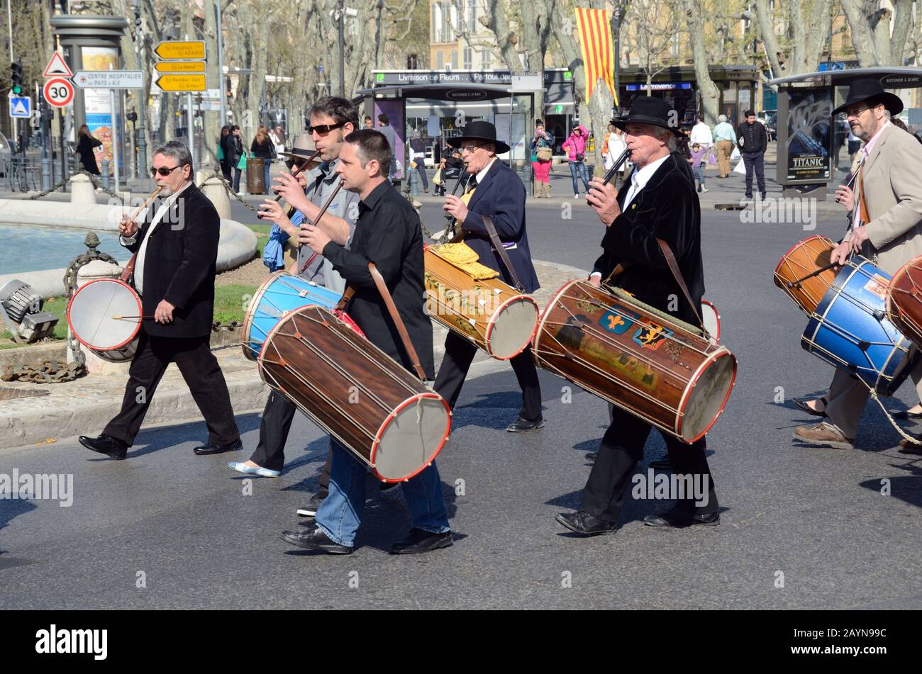 Drummers provençaux en costumes provençaux au Festival de musique Tambourin Aix-en-Provence Provence France Banque D'Images