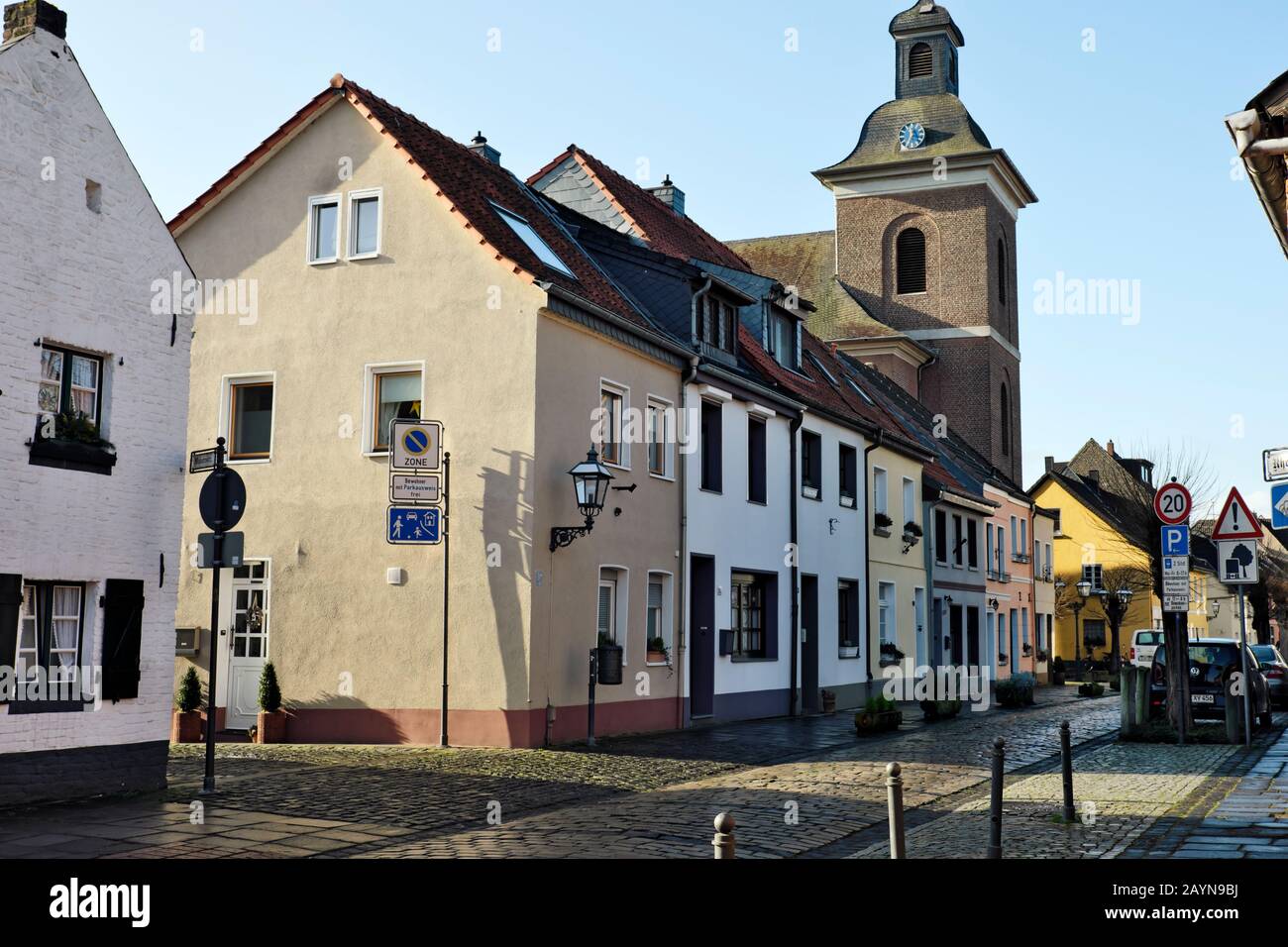 Scène de rue dans la vieille ville historique de Krefeld-Linn, NRW Allemagne. Banque D'Images