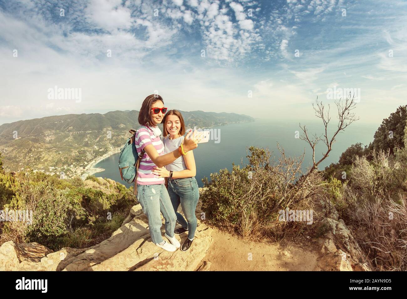 Heureux amis les touristes apprécient la vue sur le paysage marin et prennent selfie ensemble à Cinque Terre, Italie Banque D'Images