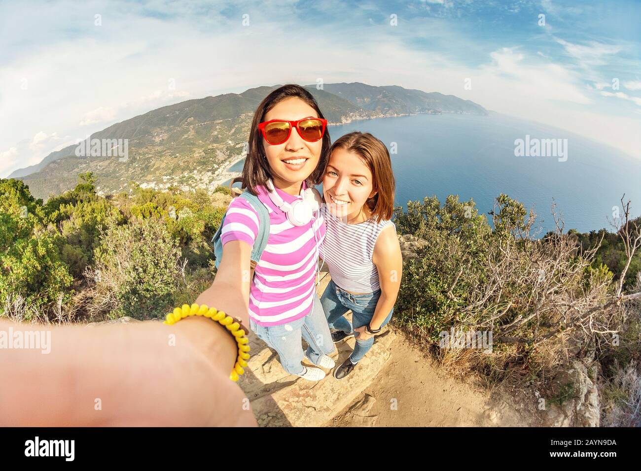 Heureux amis les touristes apprécient la vue sur le paysage marin et prennent selfie ensemble à Cinque Terre, Italie Banque D'Images