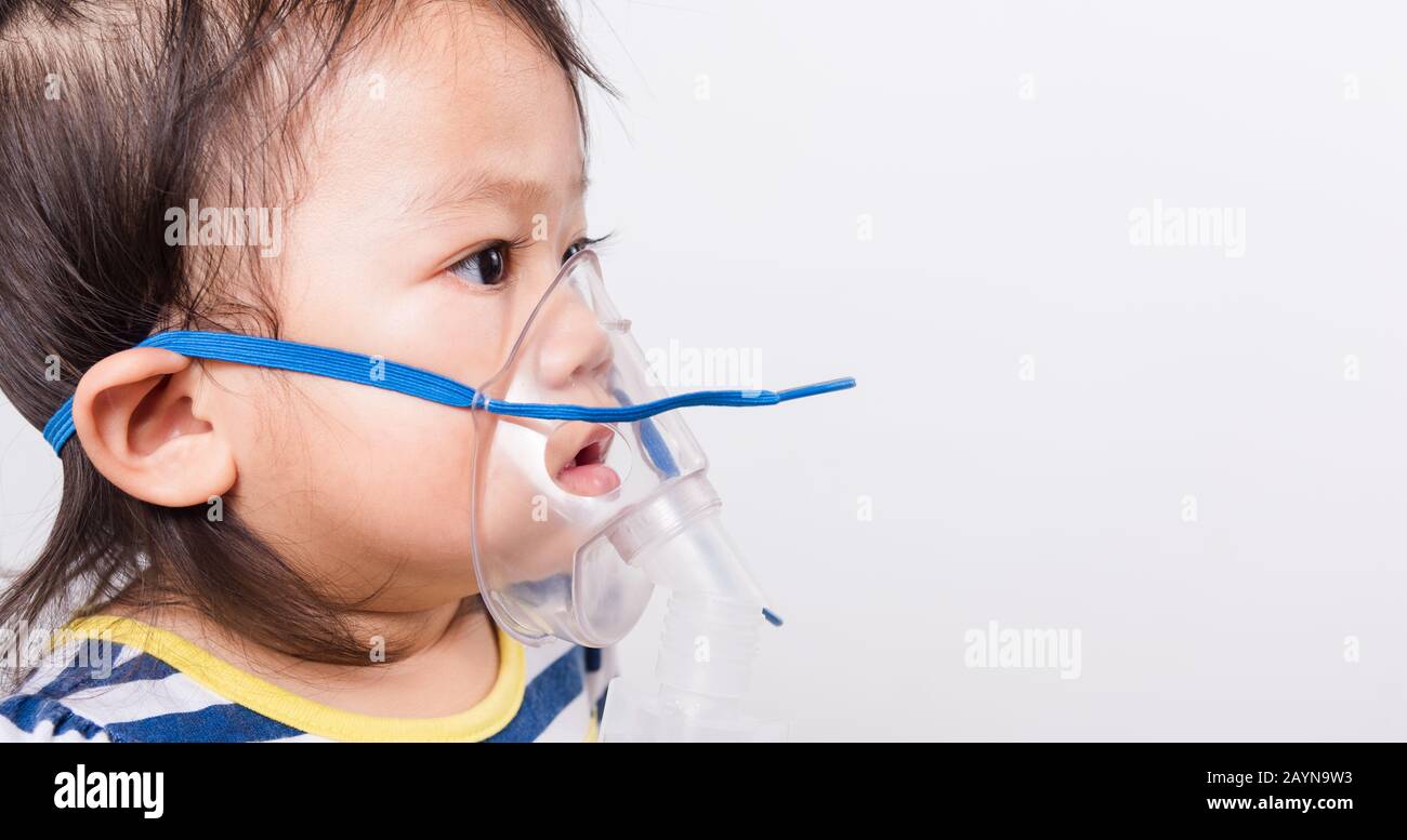 Gros Visage Asiatique Petite Fille De Bebe Malade A L Aide De L Inhalateur A Vapeur Masque De Nebuliseur S Inhaler Sur Fond Blanc Avec Espace De Copie Sante Medica Photo Stock Alamy