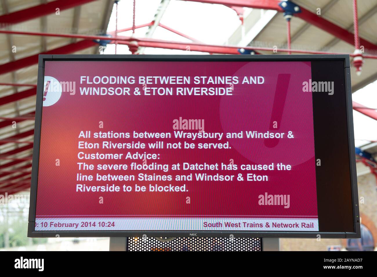 Panneaux d'annulation du train, Windsor & Eton Riverside Station, Windsor, Berkshire, Royaume-Uni. 10 février 2014. Suite à de fortes pluies, la Tamise a fait éclater sa banque à Eton, Windsor et Datchet, ce qui a entraîné l'annulation de trains de Windsor à Datchet. Crédit : Maureen Mclean/Alay Banque D'Images