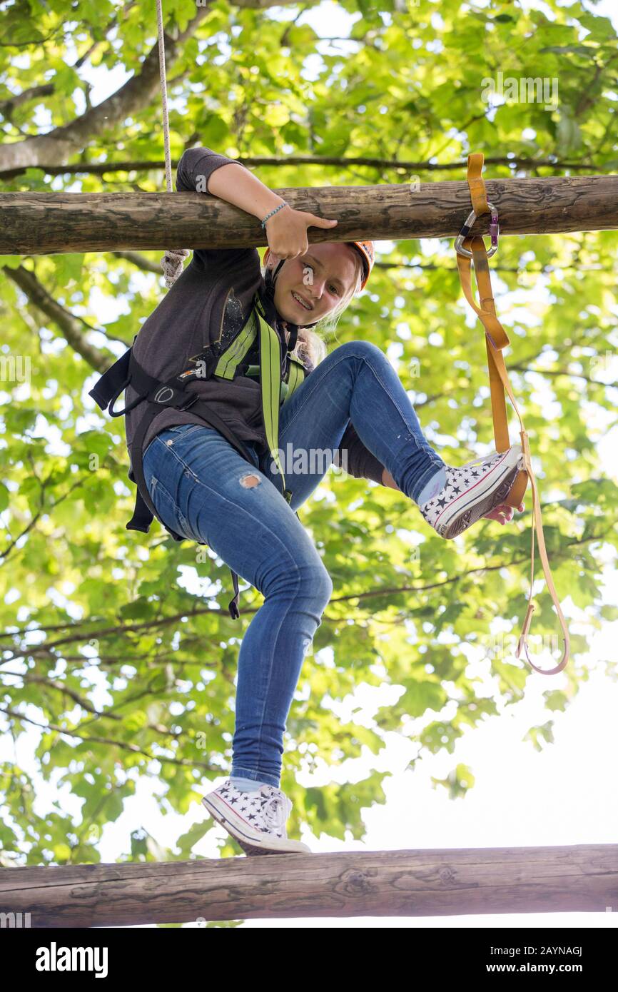 Adolescents sur un parcours de poursuite en plein air Banque D'Images