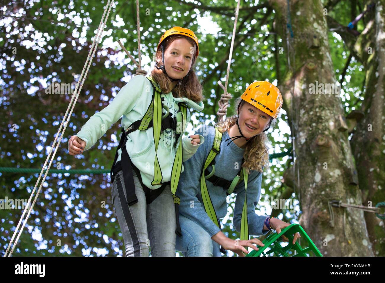 Adolescents sur un parcours de poursuite en plein air Banque D'Images
