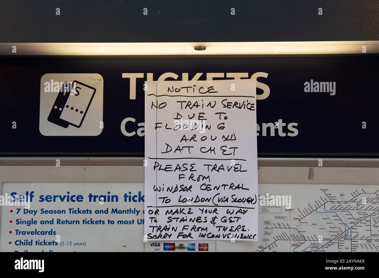 Panneaux d'annulation du train, Windsor & Eton Riverside Station, Windsor, Berkshire, Royaume-Uni. 10 février 2014. Suite à de fortes pluies, la Tamise a fait éclater sa banque à Eton, Windsor et Datchet, ce qui a entraîné l'annulation de trains de Windsor à Datchet. Crédit : Maureen Mclean/Alay Banque D'Images