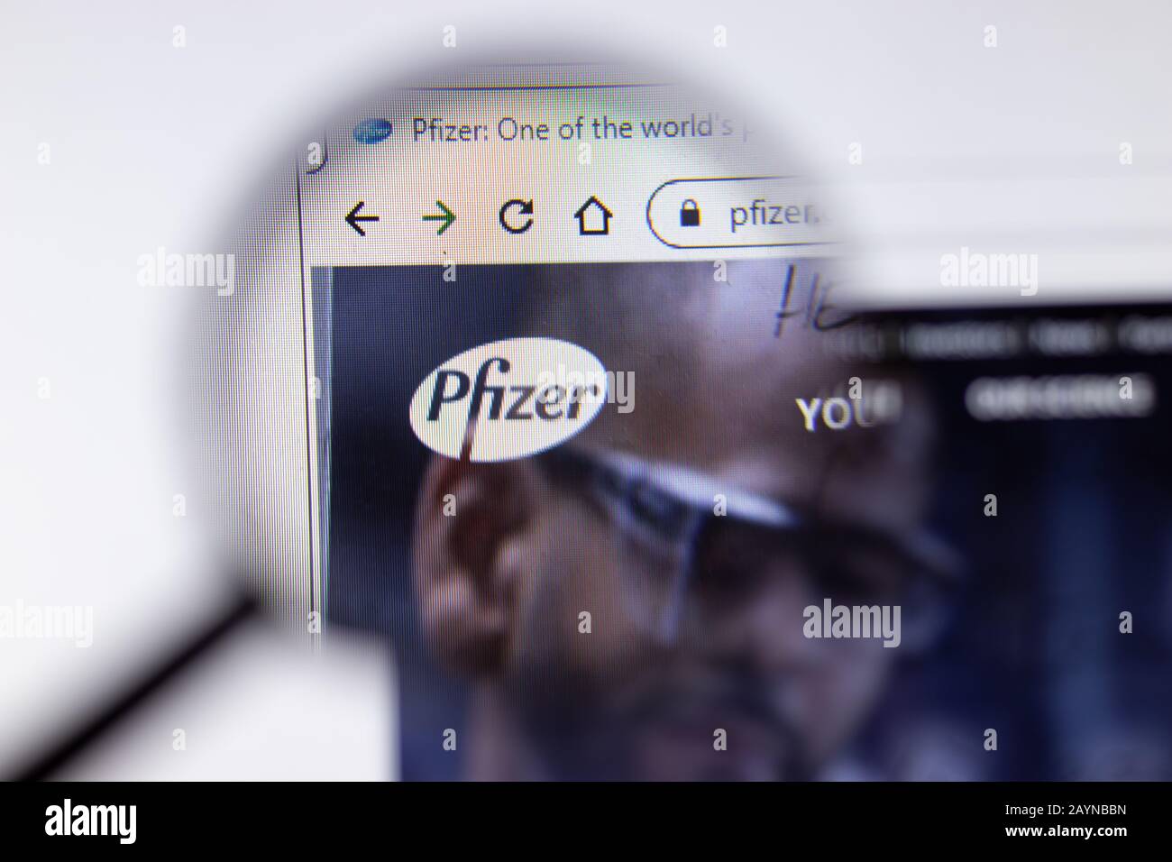 Saint-Petersburg, Russie - 18 février 2020: Page du site Web de Pfizer logo sur un écran d'ordinateur portable. Écran avec icône, éditorial illustratif Banque D'Images