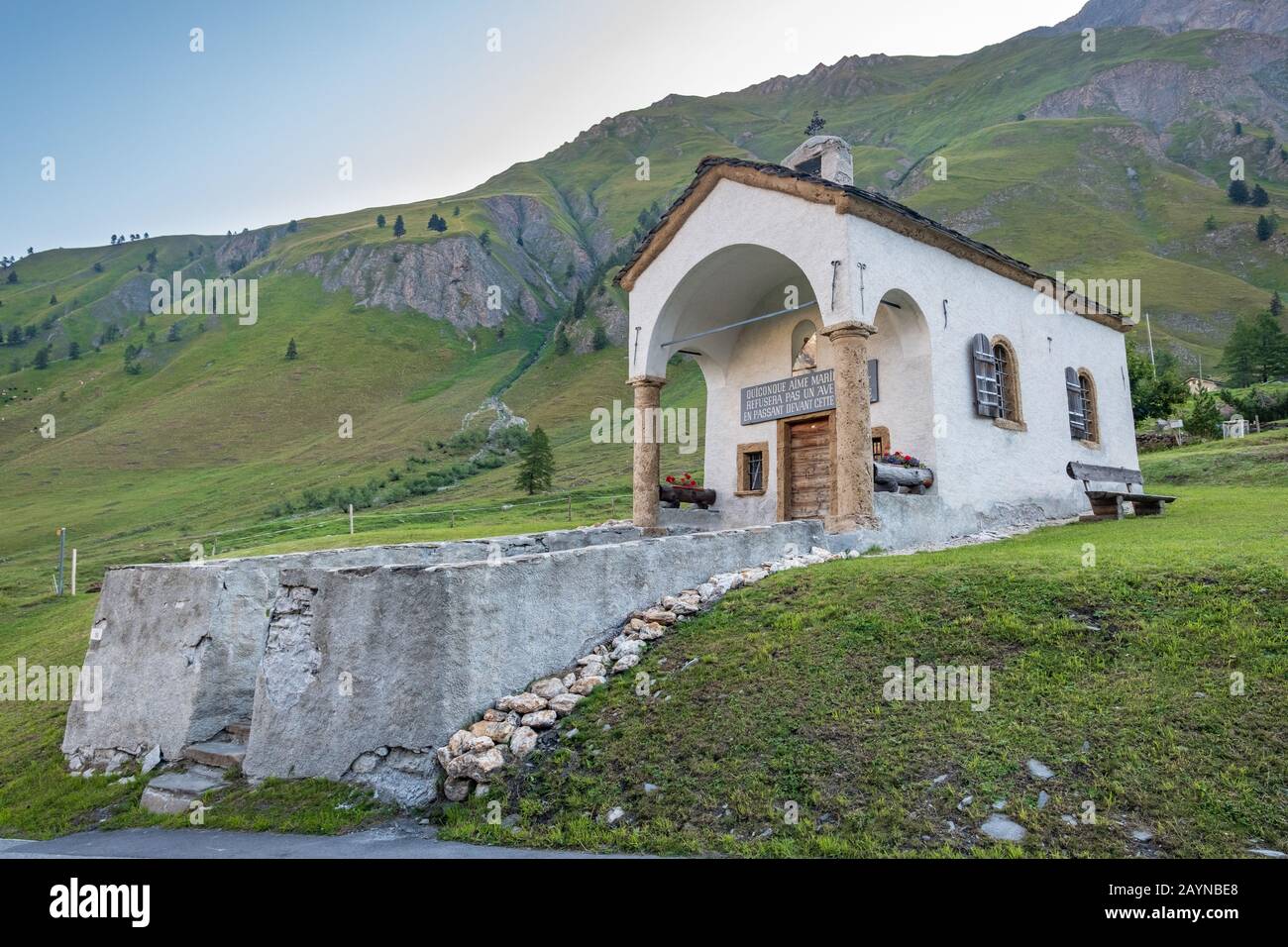 Une chapelle pittoresque avec des montagnes imposantes en arrière-plan à Ferret, Orsières, Suisse Banque D'Images