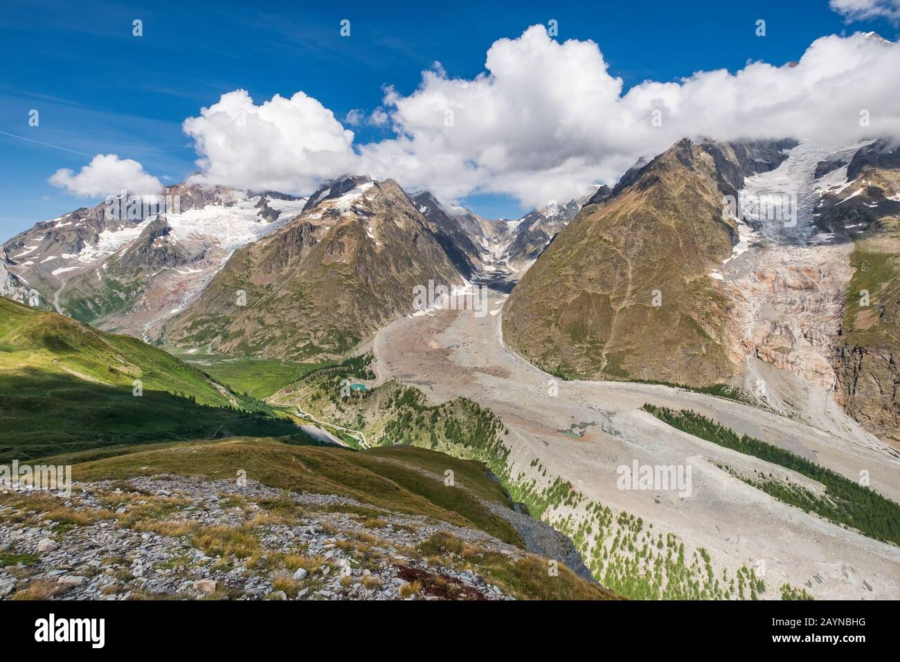 Montagnes et glaciers en retrait lors de la randonnée du Mont Blanc dans les Alpes italiennes Banque D'Images