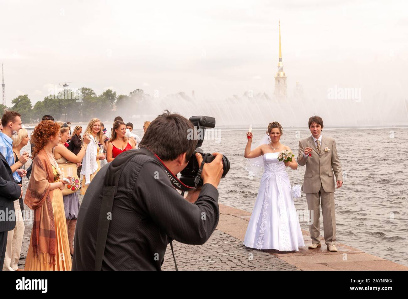 Couple marié posant pour une photo de mariage sur le remblai de la rivière Neva, Saint-Pétersbourg, Russie Banque D'Images