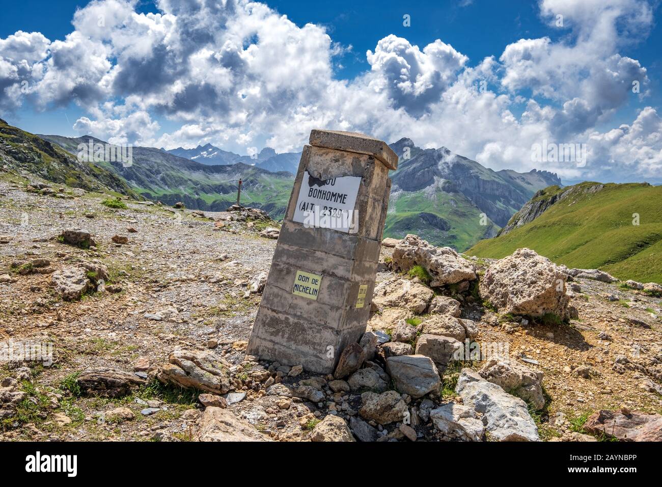 Une photo de paysage du marqueur de pic sur le col du Bonhomme lors de la randonnée du Mont Blanc dans les Alpes françaises Banque D'Images