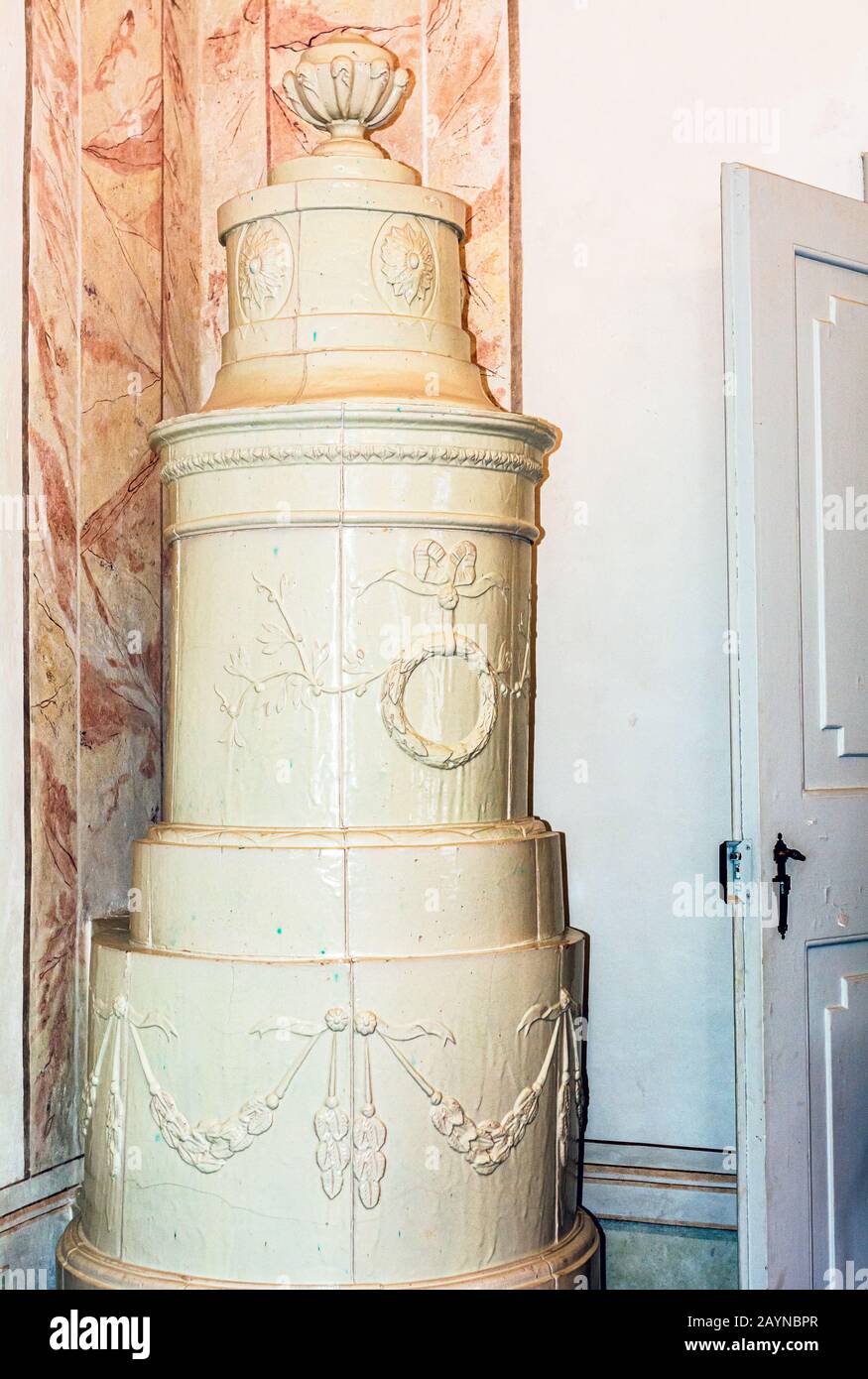 Vieux poêle européen recouvert de céramique majolica. Poêle à bois céramique Banque D'Images