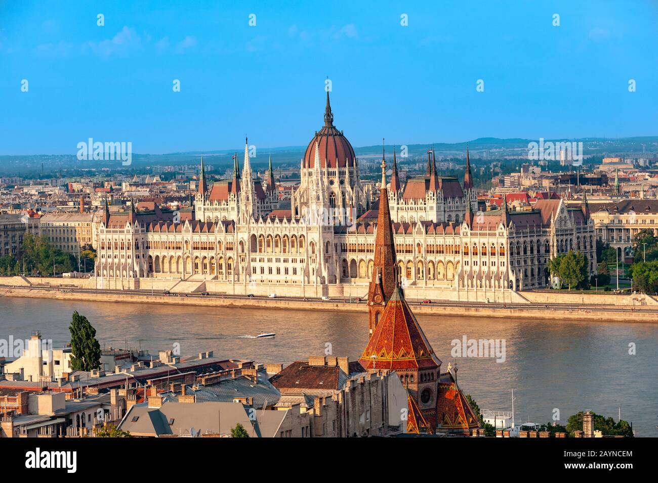 Parlement hongrois s'appuyant sur les rives du Danube, Budapest, Hongrie Banque D'Images