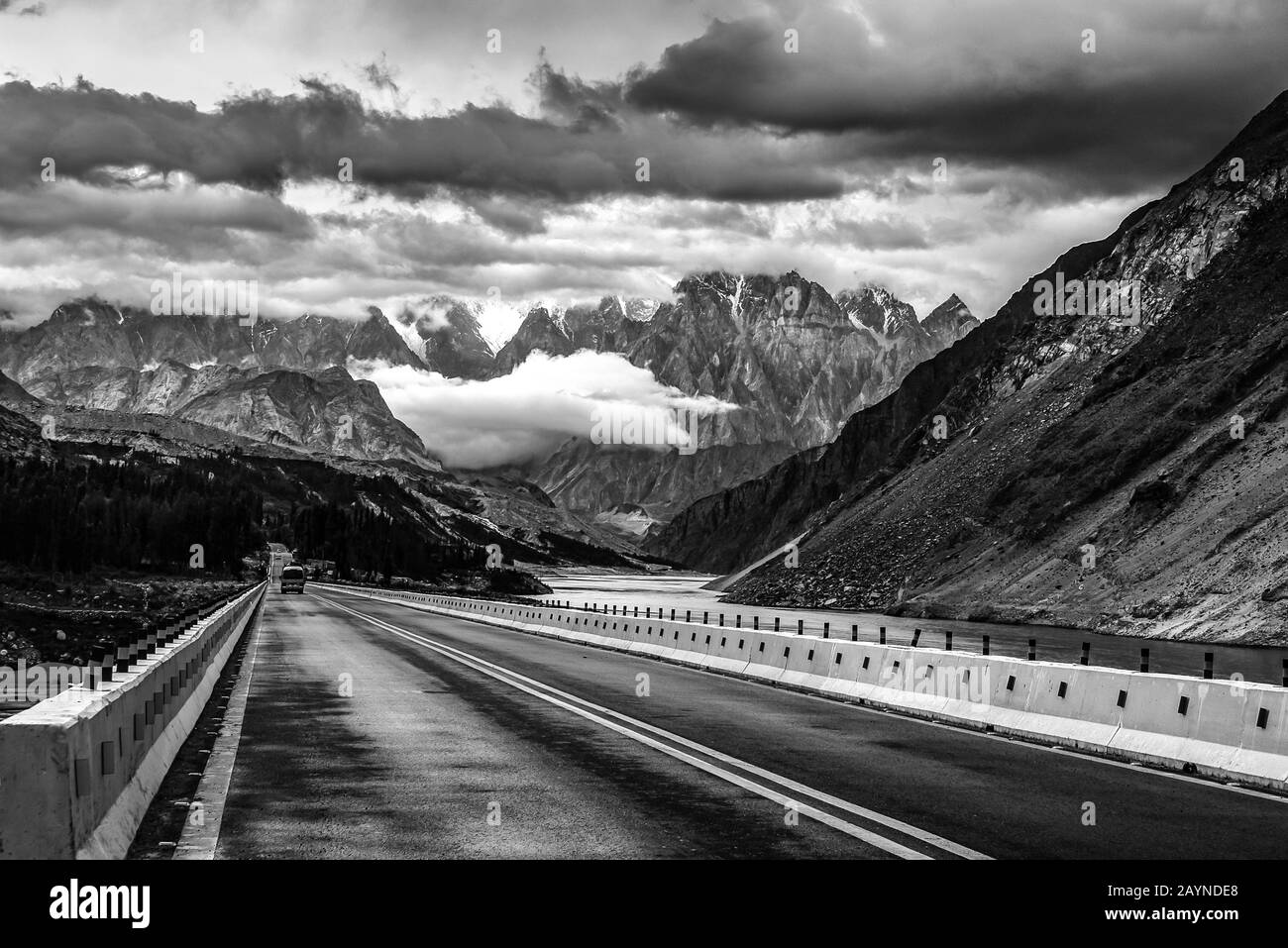 Paysage spectaculaire sur les routes montagneuses d'Asie centrale, entre le Tadjikistan, l'Afghanistan et le Pakistan Banque D'Images