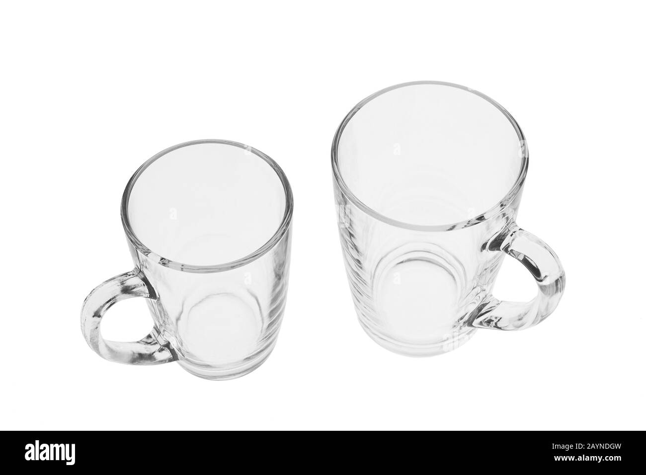 Deux mugs en verre vides isolés sur fond blanc. Banque D'Images