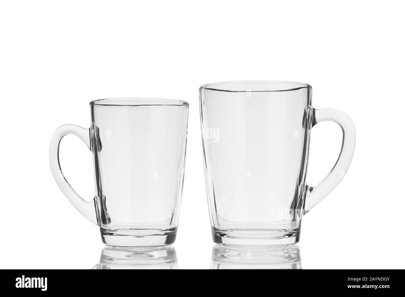 Deux mugs en verre vides isolés sur fond blanc. Banque D'Images