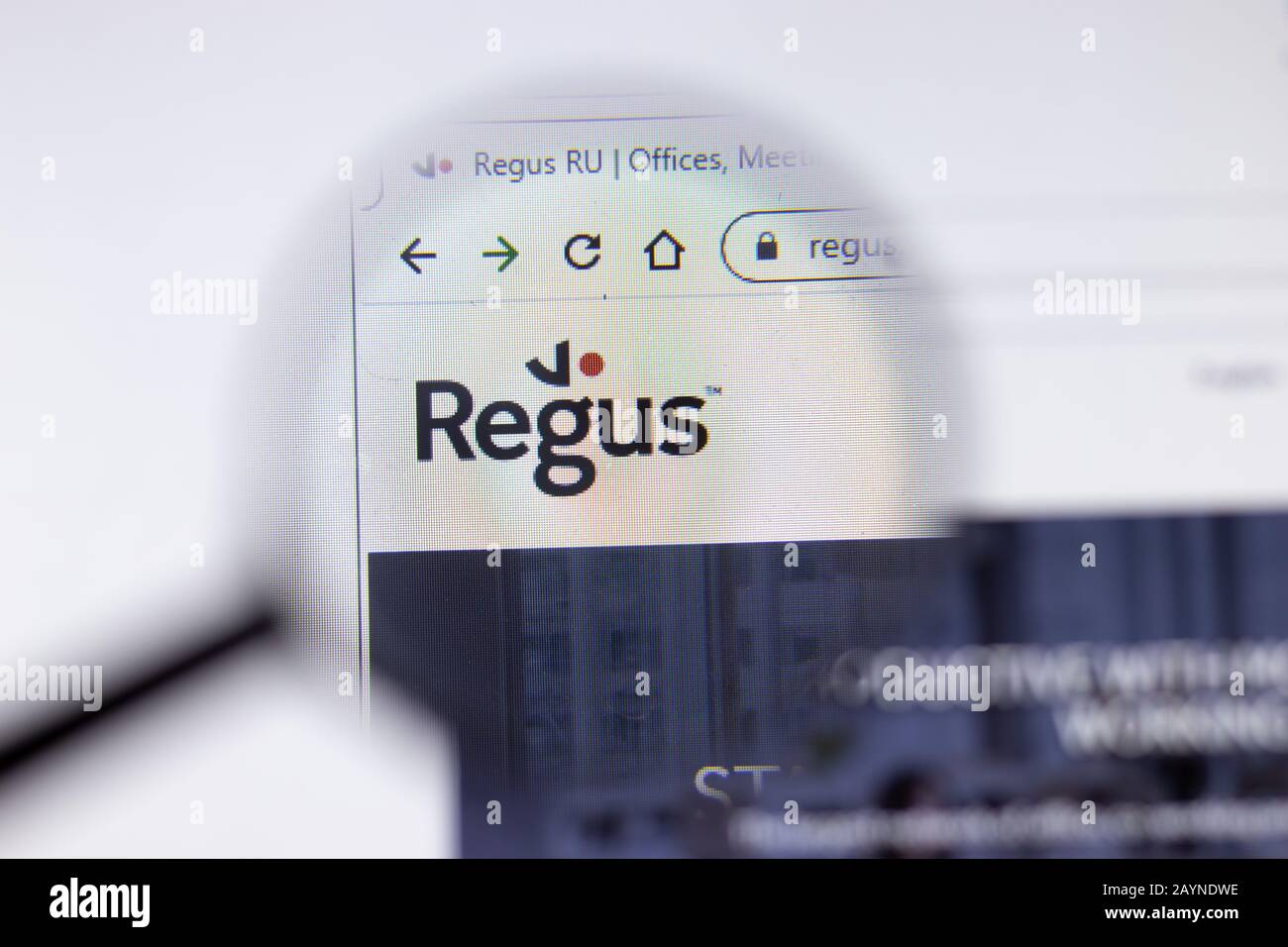 Saint-Pétersbourg, Russie - 18 février 2020 : logo de la page du site Web de la société Regus sur l'écran d'un ordinateur portable. Écran avec icône, éditorial illustratif Banque D'Images