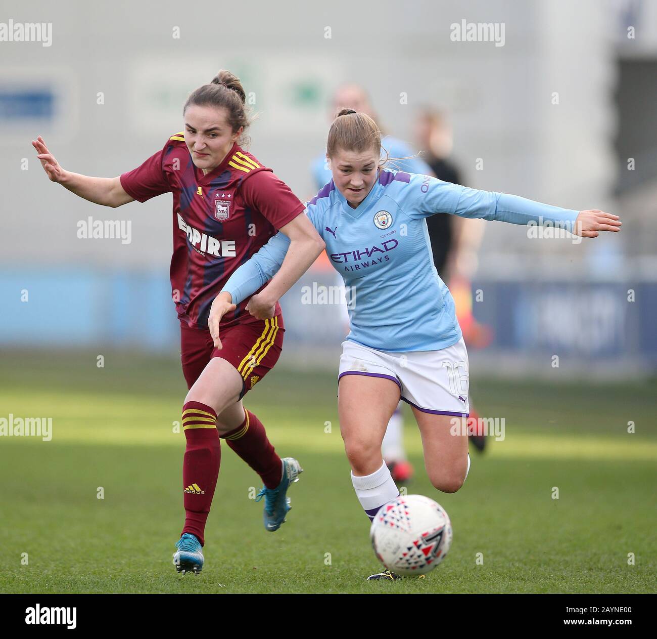 Le Jess Park de Manchester City (à droite) et Sophie Peskett d'Ipswich Town se battent pour le ballon lors du cinquième tour de la coupe féminine FA au stade Academy, à Manchester. Banque D'Images