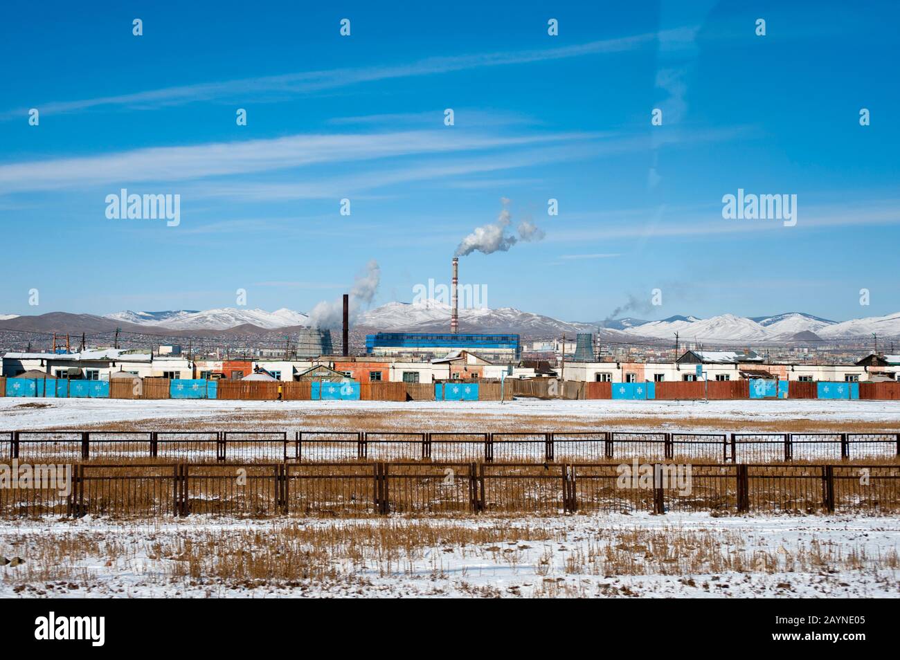 Vue sur les banlieues d'Oulan-Bator, Mongolie avec une centrale électrique à combustion de charbon. Banque D'Images