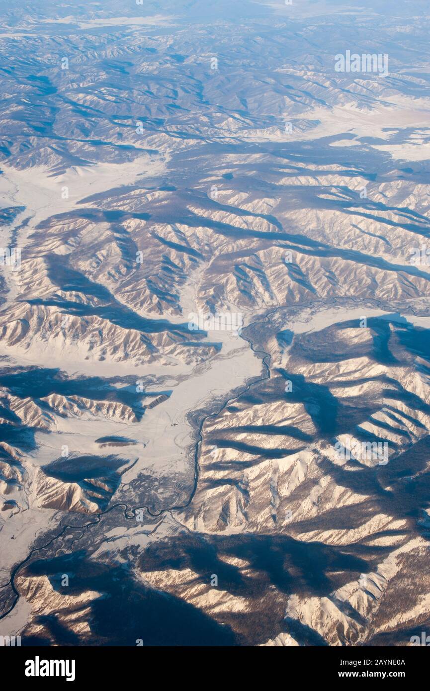 Vue sur les montagnes enneigées de l'Altaï (montagnes de l'Altay) près d'Ulgii dans l'ouest de la Mongolie. Banque D'Images