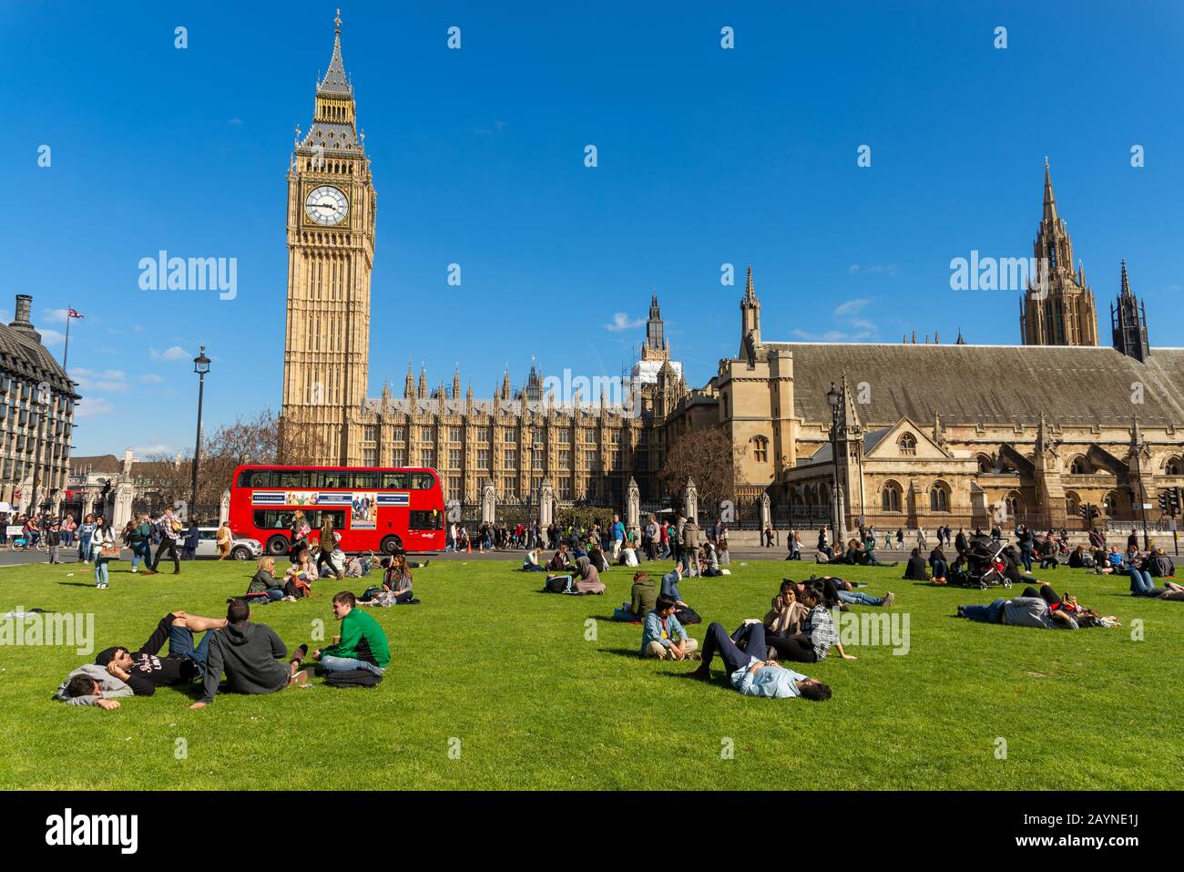 Les gens se détendre dans Parliament Square, London, England, UK Banque D'Images