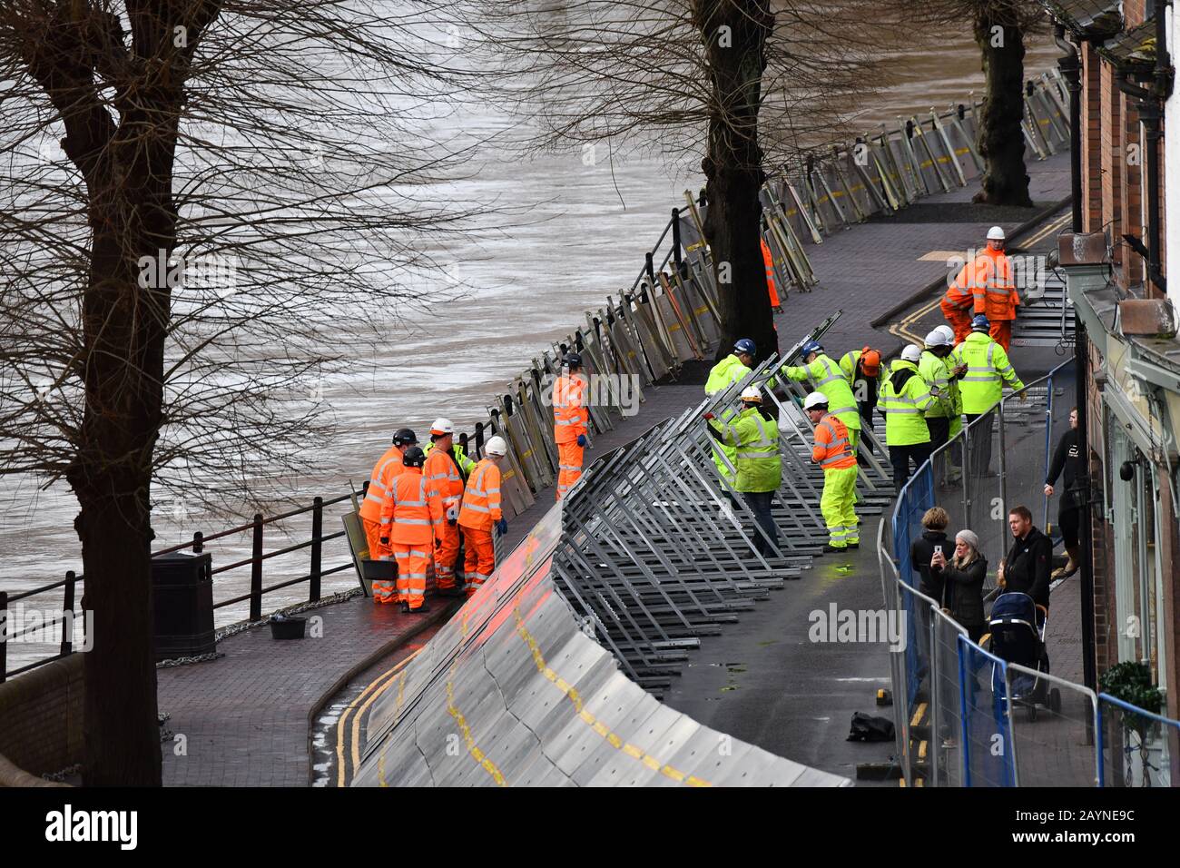 Ironbridge, Shropshire, Royaume-Uni. 16 février 2020 le personnel de l'agence Environnement érige des barrières de défense contre les inondations le long de la rivière Severn à Ironbridge à la suite de la forte pluie provoquée par Storm Dennis. Crédit: David Bagnall/Alay Live News Banque D'Images