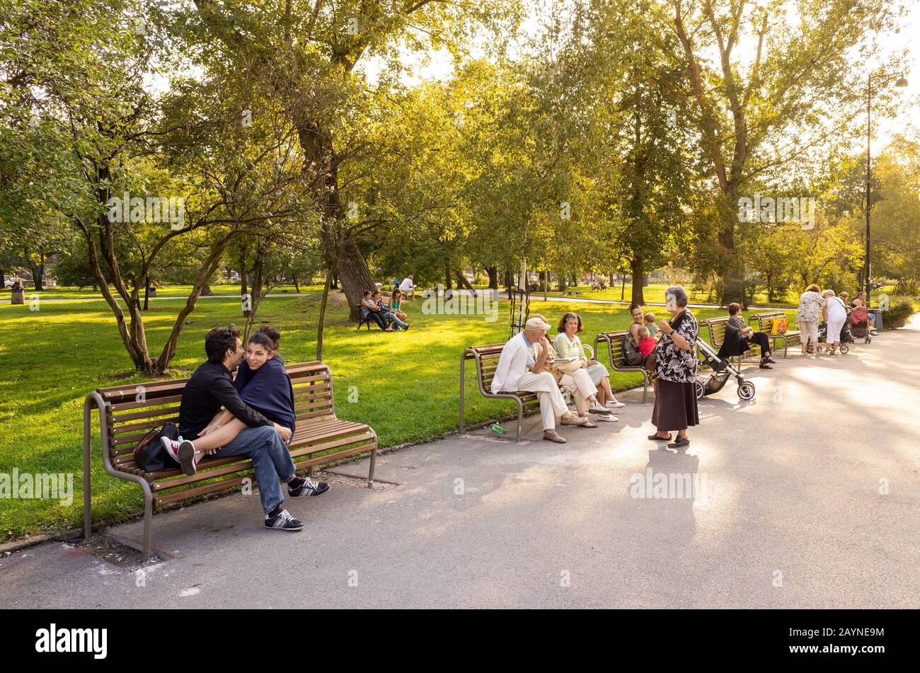 Les jeunes et les personnes âgées en Zaimov Park, Sofia, Bulgarie Banque D'Images