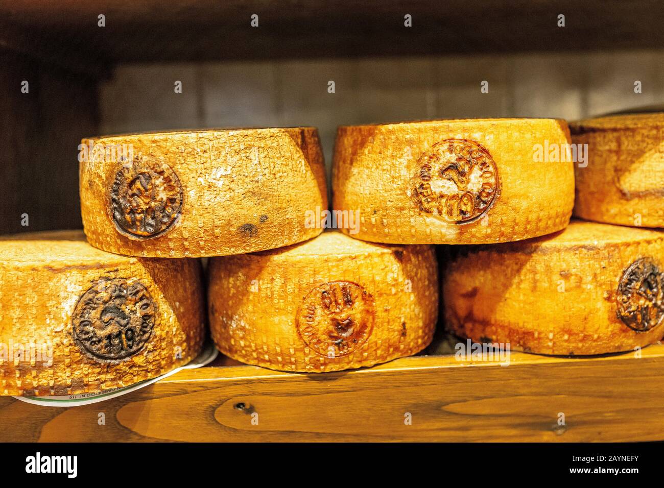 17 OCTOBRE 2018, PIENZA, ITALIE : fromage Pecorino typique à vendre sur le marché local Banque D'Images
