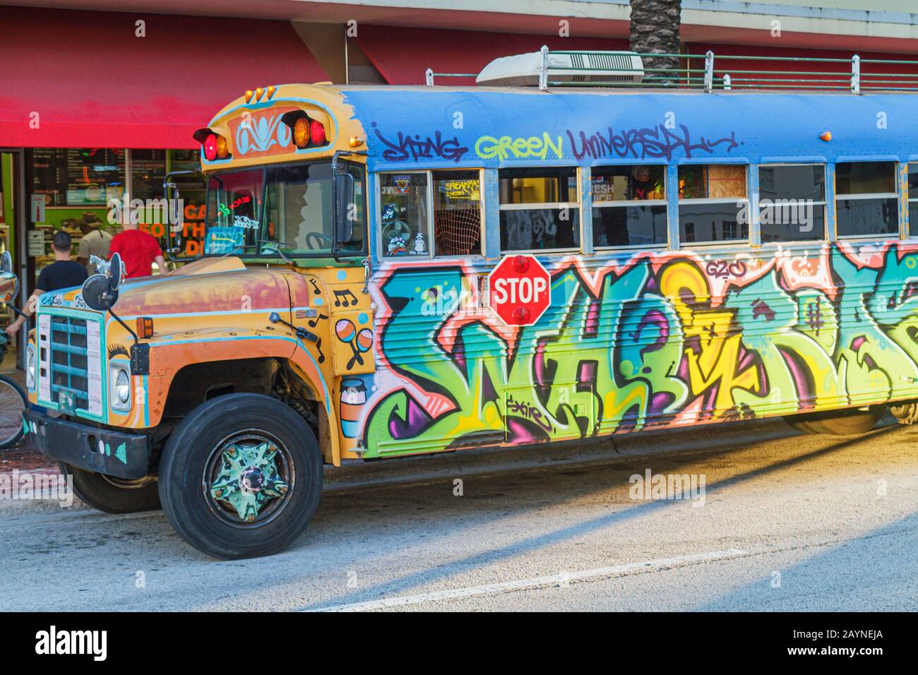 Miami Beach Florida, autobus scolaire converti, autocar, graffiti peint, les visiteurs voyage touristique touristique touristique repère culturel, vac Banque D'Images