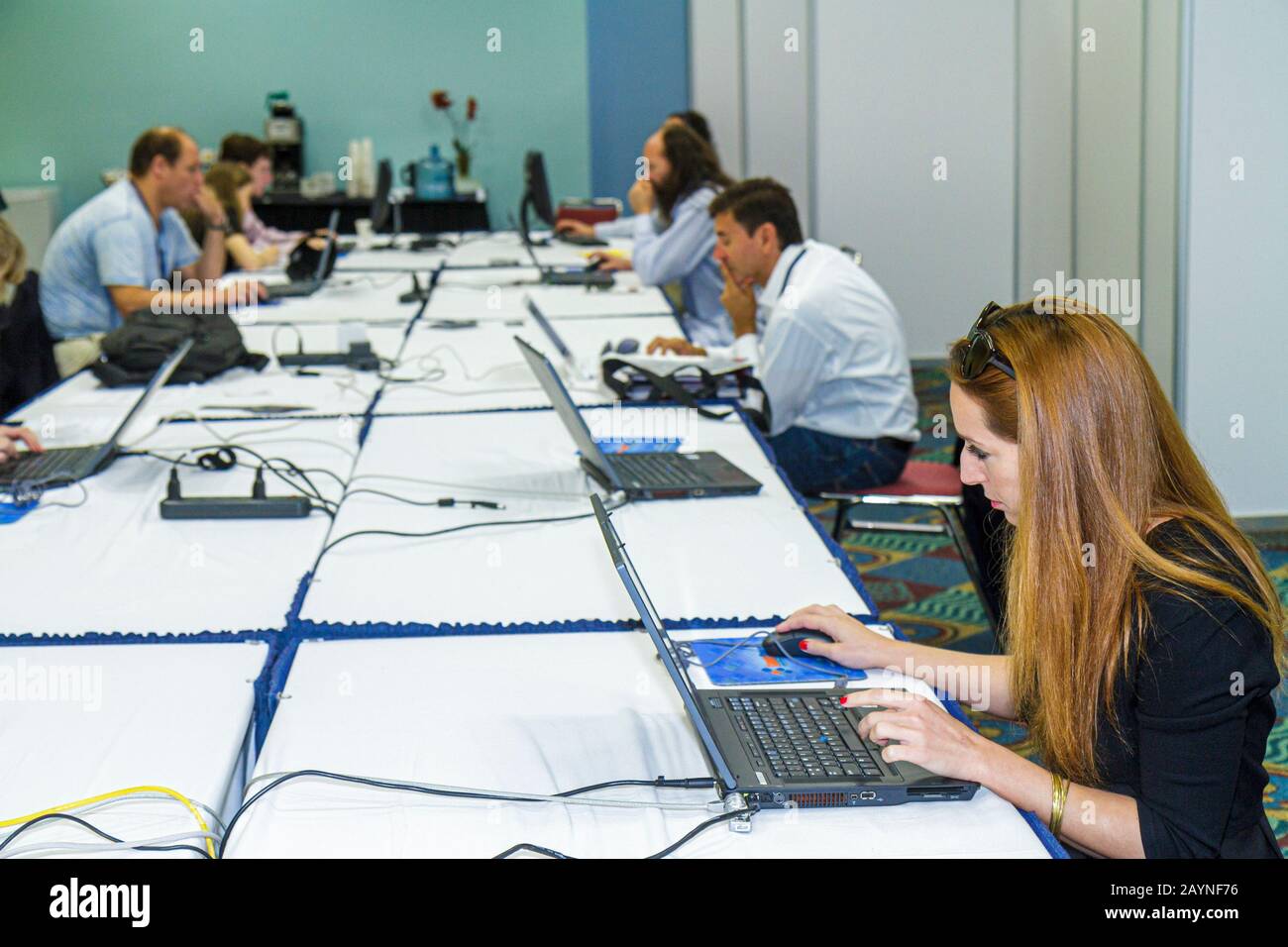Miami Beach Florida,Miami Beach Convention Center,Art Basel,salle de presse,reporters,correspondants,médias,femme femme femme,ordinateur portable,FL101203034 Banque D'Images