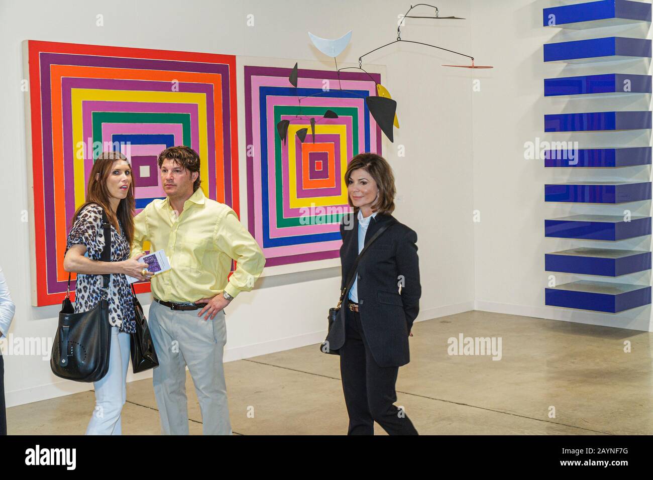 Miami Beach Florida, Miami Beach Convention Center, Art Basel, Calder mobile, peintures, les visiteurs voyage visite touristique sites touristiques Banque D'Images