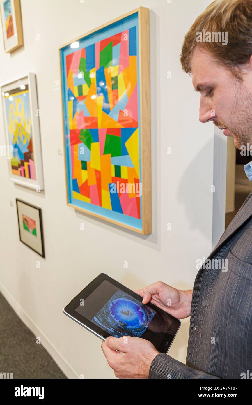 Miami Beach Florida, Centre des congrès de Miami Beach, Art Basel, Apple iPad, homme hommes, peinture, FL101203038 Banque D'Images
