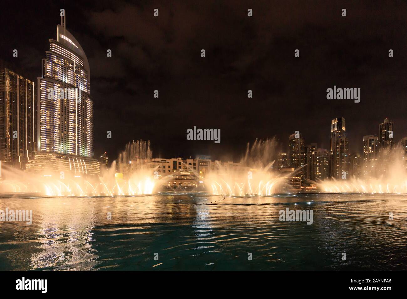 Belles fontaines dansantes à Dubaï la nuit. Emirats Arabes Unis Banque D'Images