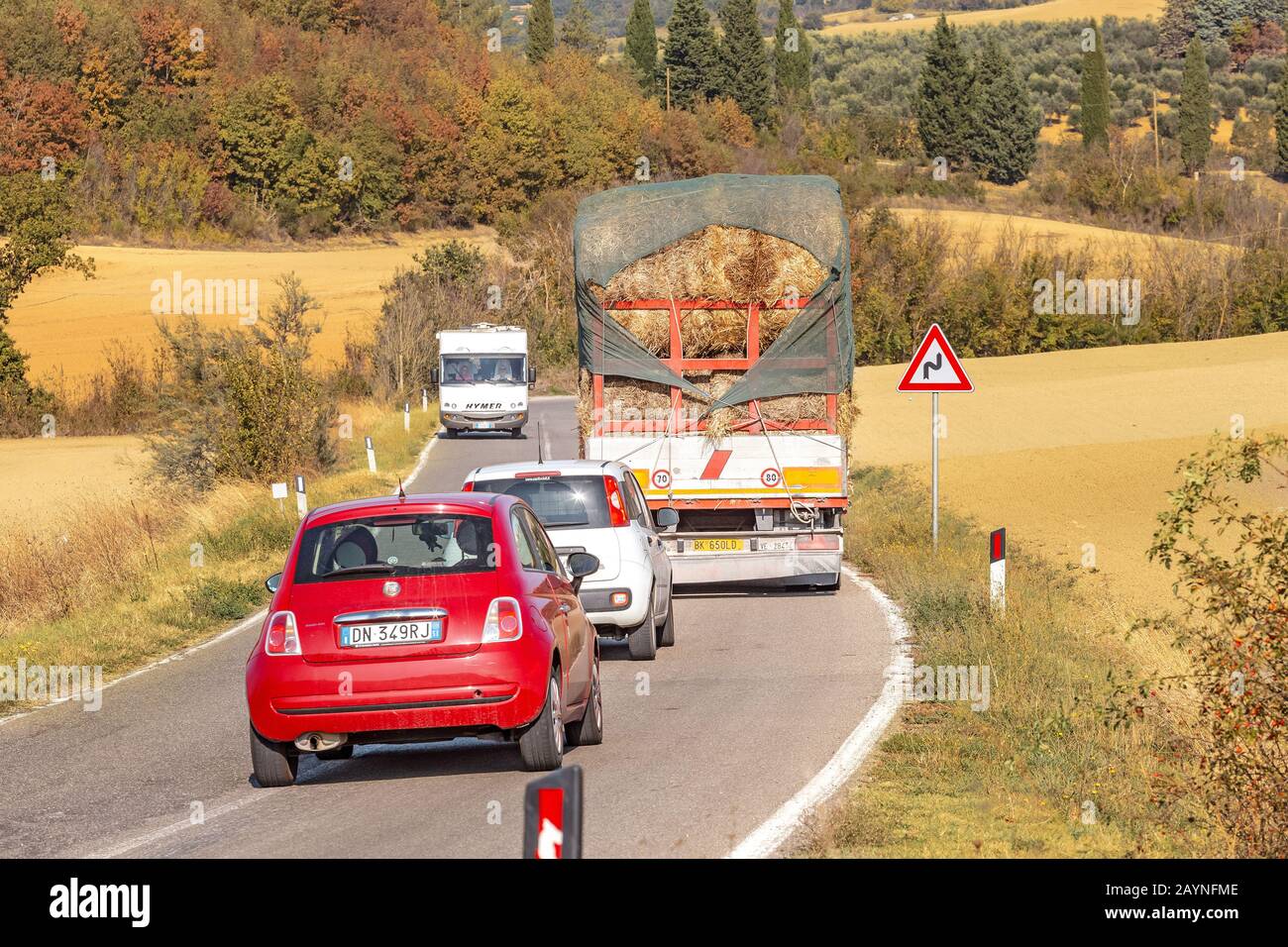 18 OCTOBRE 2018, MONTEPULCIANO, ITALIE : camion de prise de voiture chargé de piles de foin sur la route de campagne. Accident et embouteillage de Dangreous Banque D'Images