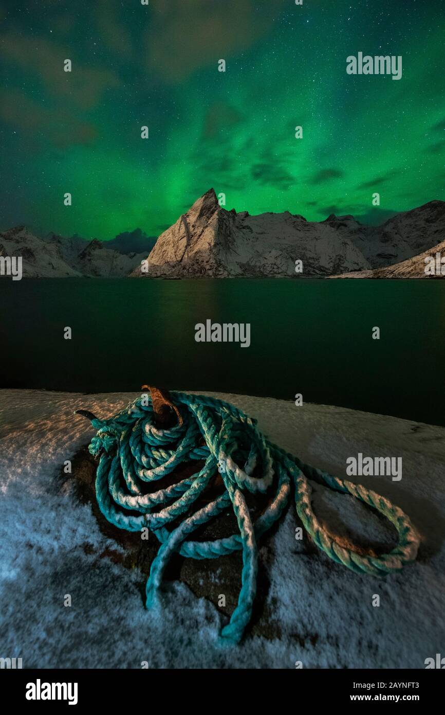 Une corde sous Northern Lights devant Olstiden, Hamnøy, Moskenes, Nordland, Lofoten, Norvège, Europe du Nord Banque D'Images