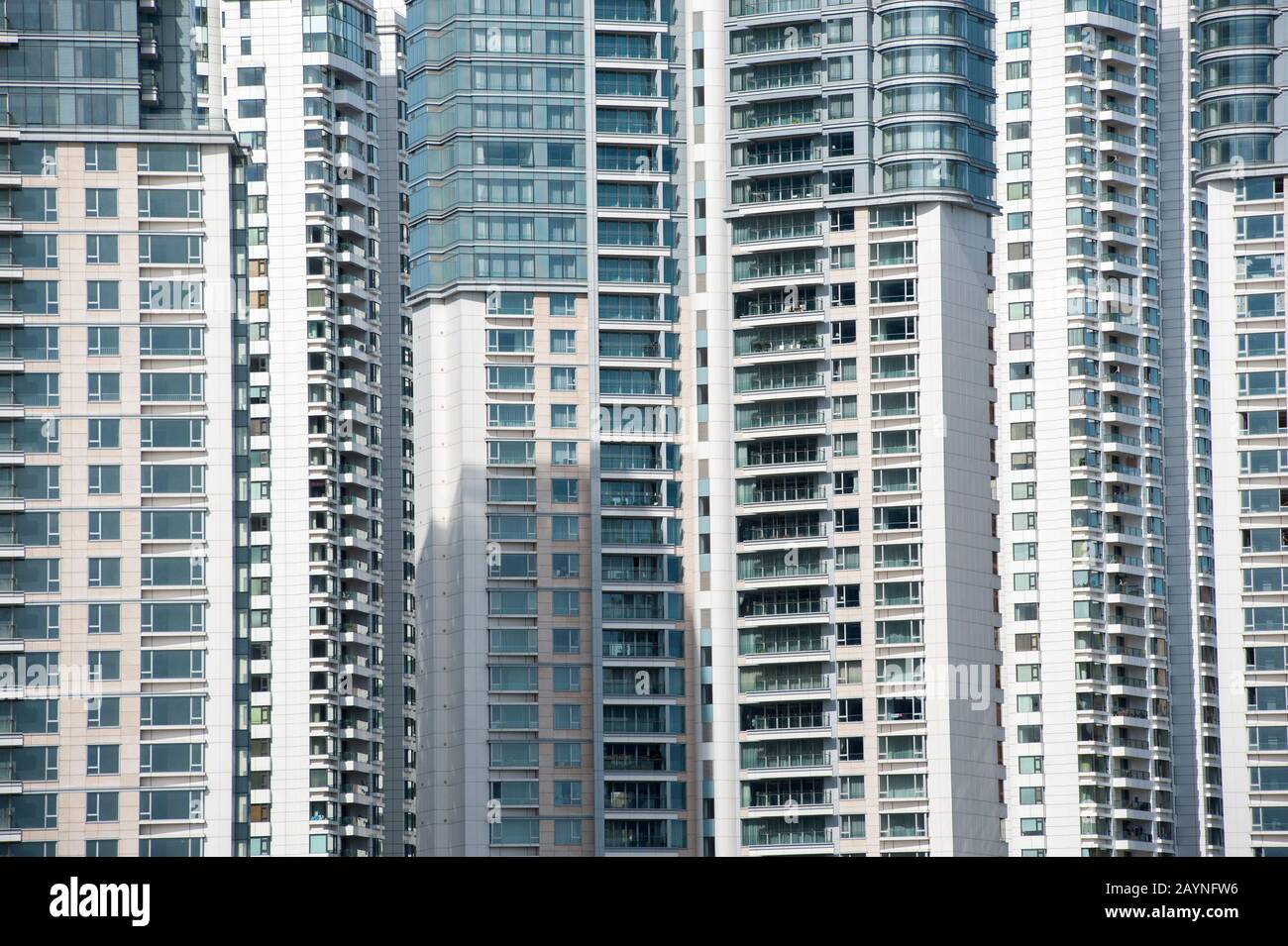 Vue depuis une croisière sur le fleuve Huangpu des gratte-ciel d'appartements modernes à Pudong, Shanghai, Chine. Banque D'Images