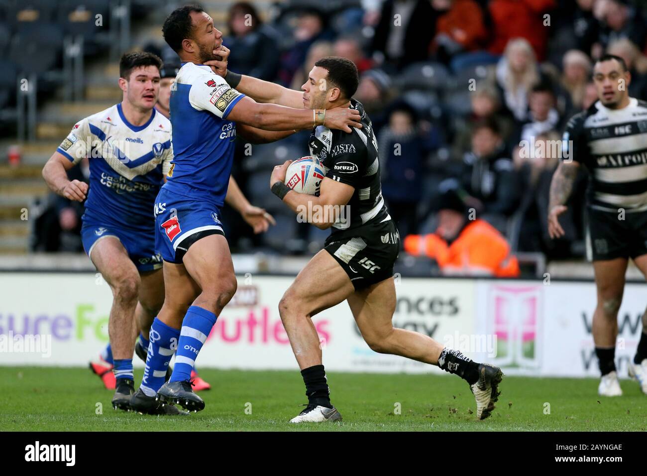 Le Fc Carlos Tuimavave de Hull se tient au large de Saint Helens Joseph Paulo lors du match de la Super League Betfred au stade KCOM, à Hull. Banque D'Images