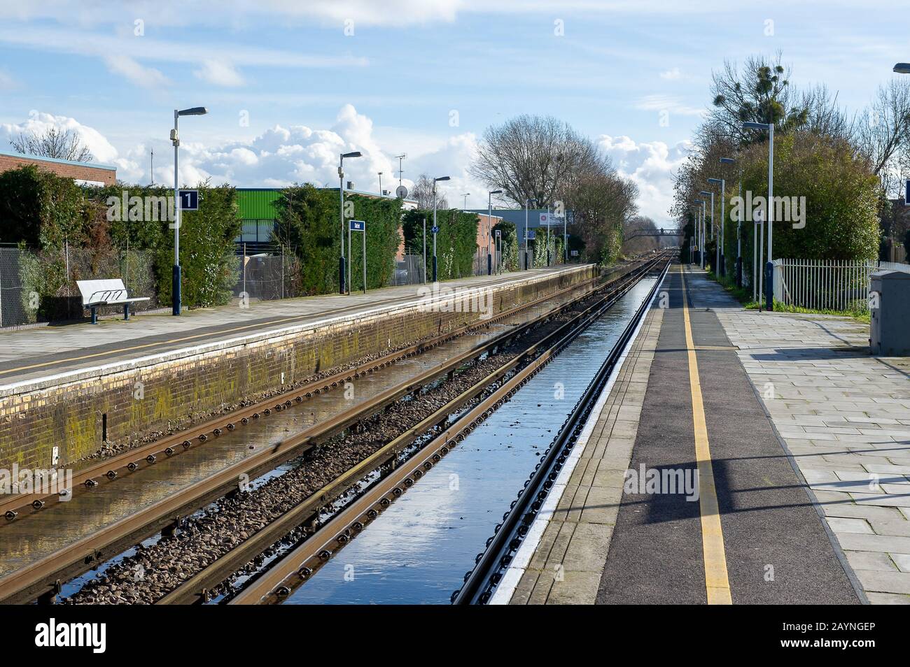Inondations, Datchet Berkshire, Royaume-Uni. 10 février 2014. La Tamise éclate sa banque suite à de fortes pluies et inonde les voies de la gare de Datchet provoquant des annulations de trains. Crédit : Maureen Mclean/Alay Banque D'Images